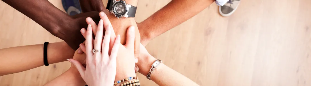 Pessoas reunindo as maos
