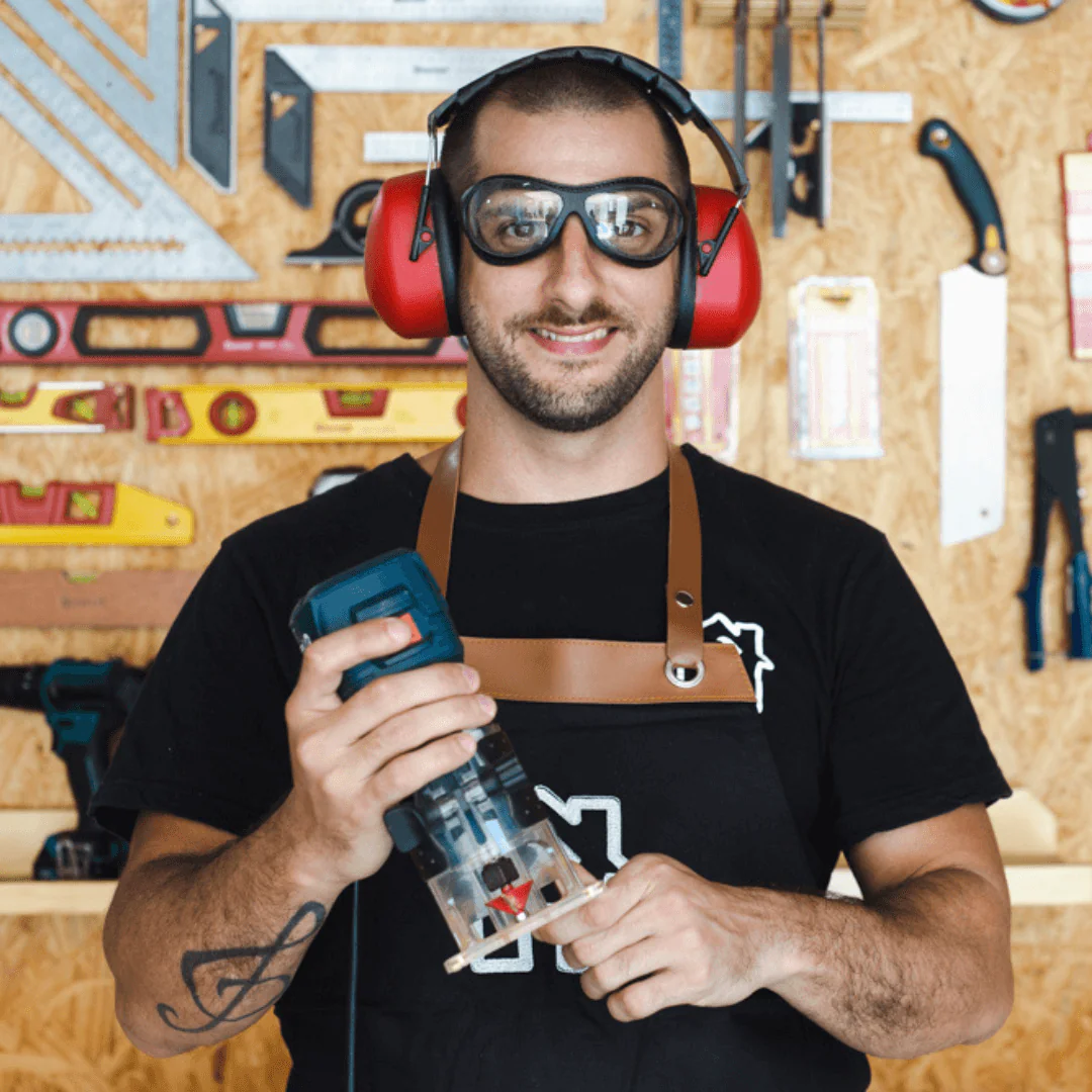 Diogo Menezes segurando uma ferramenta na oficina
